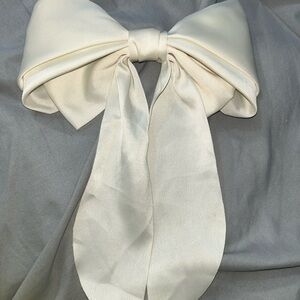 Elegant Cream Bow Hair Accessory